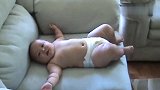 好灵活的小胖子，躺在沙发上啃脚丫，快过来给我抱抱