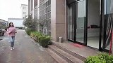 清洁工上豪车，被女秘书一把扯下，董事长叫声老婆，秘书傻眼了！