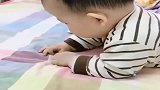 才个月的宝宝，这小手指在算什么呢，太可爱了！