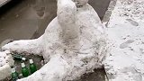 这是谁堆的雪人，真实太有才了，雪人喝酒喝得脚都没了！