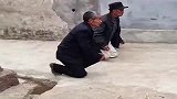 两兄弟跪谢邻居救命之恩，远亲不如近邻，礼仪不能丢