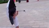 这个要面子的男人，试图学人家拿着伞跳广场舞，没想让伞给偷袭了