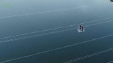 电力工人100多米高空作业，令人惊心动魄，网友：月薪过万不算