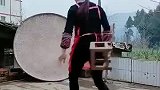 平时媳妇管得严，终于偷袭一次出口恶气哈！
