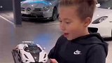 人家小孩玩模型，他是玩真超跑