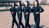 四姐妹回家探亲，不愧是参加过阅兵仪式的，气质拿捏住了