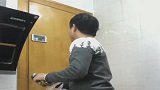 大哥追剧的搞笑操作，也是蛮拼的！