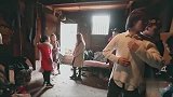 3位少年，唯独一位的妈妈没有来，看着别人团聚少年流下泪水