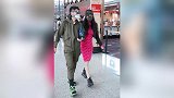 冉莹颖细腰长腿曲线满分，带墨镜口罩与邹市明牵手乘机