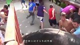 一群人隔着笼子斗牛，本以为万无一失，谁料意外发生了！