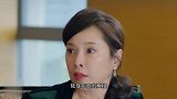 嘉木靠在沙发上，相思过去一个额头亲亲，画面太甜了