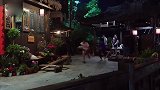 黄磊又调皮了，人狗抢球比赛竟把人坑惨，何炅笑到不行！