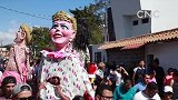 哥斯达黎加举办夏季传统化妆舞会
