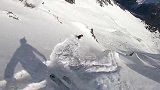 太惊险！滑雪途中遇到雪崩 高山上的气候变化莫测