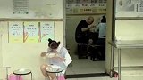 板凳怎么夹住的，这下小姐姐有点尴尬了