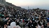 清明假期泰山人从众！小伙登山顶实拍：看日出人群“爆满”