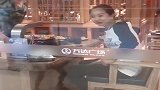 一出门就碰见二姨约会，外甥女太厉害了，二姨男友脸都红了