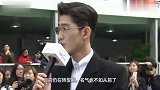 张翰现身机场被小孩喊舅舅,回头微笑打招呼,被众粉丝羡慕不已