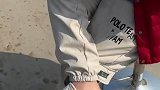 男子为了报仇，竟然当着鸵鸟的面啃蛋