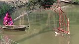 印度大妈再次出征，全自动鱼竿钓大鱼，村民们有鱼吃了