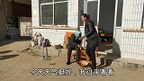 天气冷了，姑姑给爷爷奶奶送来过冬棉衣服，让爷爷奶奶过个暖冬