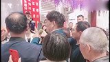 大衣哥朱之文在朱楼村家门口为粉丝献唱一曲