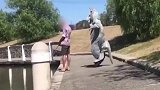 穿上玩偶服恶搞路人，路人非常的生气