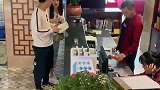男生带女友吃饭，买单时惊现神操作，这也太心机了！