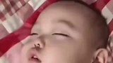 萌娃睡着觉闻到鸡腿味后