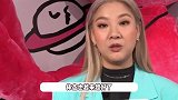 香港偶遇郑欣宜吃车仔面，素颜露面状态好，脖子泛红疑被灯光烫伤