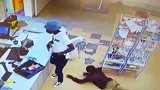 螳螂捕蝉黄雀在后！南非劫匪抢劫一商店 反被店里顾客偷钱