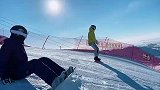 男子体验滑雪场高级道，因害怕受伤无奈牺牲自己屁股