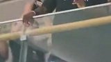 哈登面对热情的中国球迷狂送飞吻 还差点从二楼跳下来