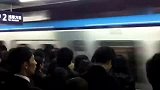 日本“恐怖”地铁 人太多地铁玻璃被挤爆