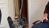 这位大叔看媳妇是一脸嫌弃，看见小可爱那是格外欢喜！