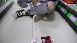 小伙在超市里吃东西，结账时却懵了，套路太深了