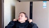 姑娘藏冰箱被老妈抓到，这表情太逗了，奇人