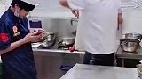 大厨炒菜学徒在一旁，一点眼力见都没有，这样的学徒还能要吗