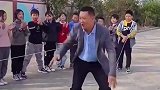 老师课间和学生们玩跳绳，看完跳绳步骤后
