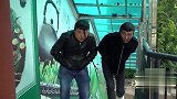 俩二货为赚外快化身盗贼，不料偷了一份保险白忙活一场