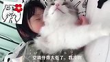 抱着猫咪睡觉就这么舒服吗？猫咪：你开心就好，不用管我的死活