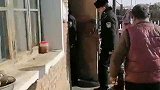 黑龙江：男子举止奇怪背对人说话，一查竟是在逃16年嫌犯
