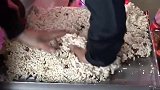 台湾街头手工炒米糖，炒一炒淋上浓稠糖浆，不愧是传统中华美食！