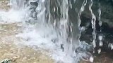 安静的真正内涵在于没有噪音，比如音乐和心情。