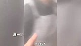 女生洗澡洗一半没水了，妈妈在锅里烧水让在锅里洗，哥哥当场笑翻、女生表情亮了