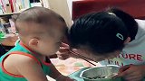 二胎有了弟弟，姐姐一吃面条，就变成这样，下一幕看完别笑！