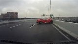 监拍：疑因雨天路滑，一法拉利超跑在上海高架桥上失控“漂移”