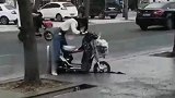 小姐姐骑车误入新铺水泥路