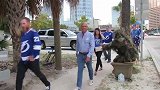 街头草人恶作剧，男子假扮成草人吓路人，路人非常惊讶