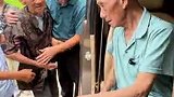 93岁的弟弟跨越800公里，到老家看望98岁的哥哥。临别之际，哥哥攥紧弟弟的手说：“等我到100岁再来看我！”网友：看哭了，两位爷爷一定要长命百岁！